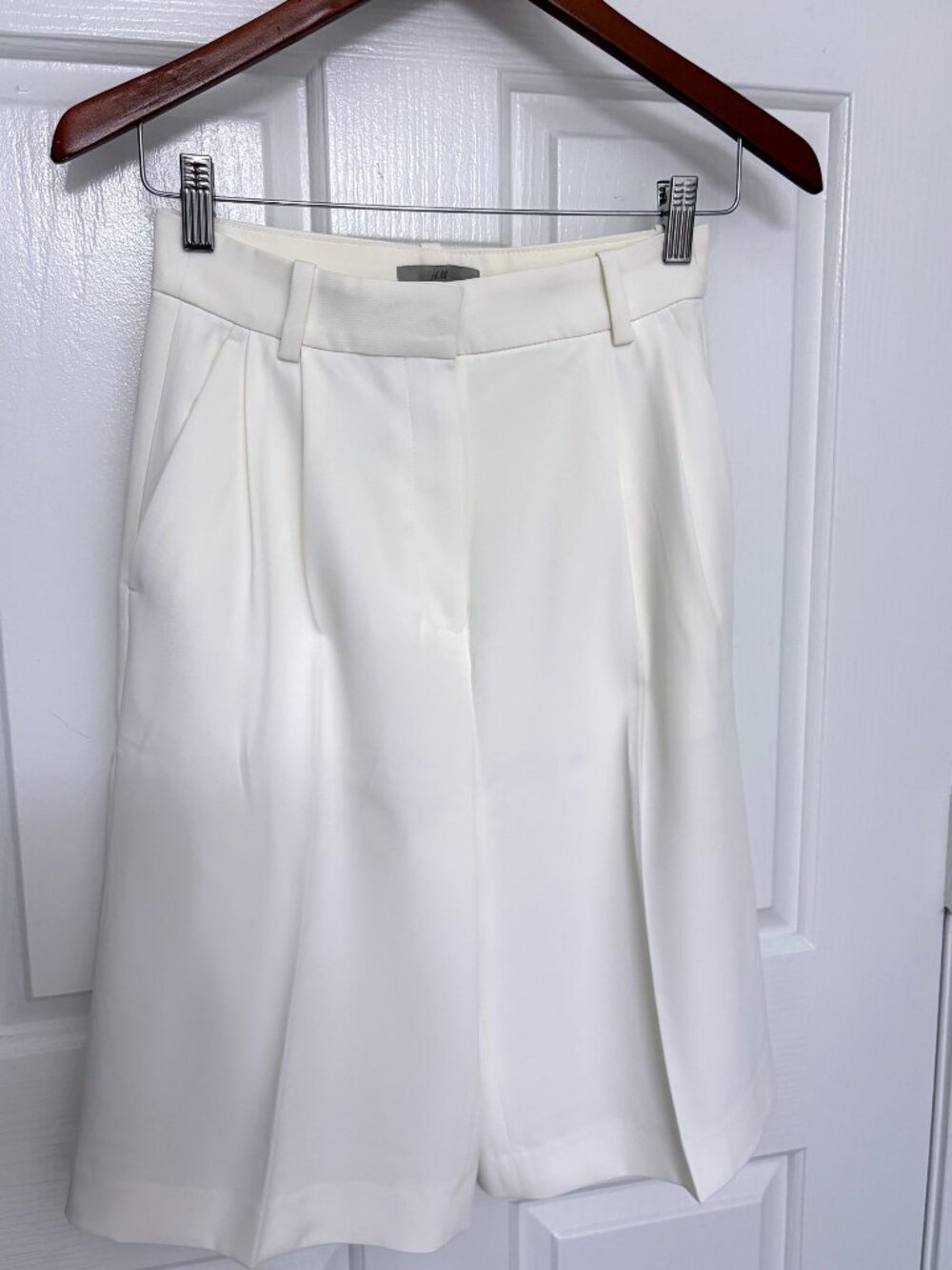 H&M Cream Pleated High Waist Tailored Bermuda Shorts Size 2 / EUR 34